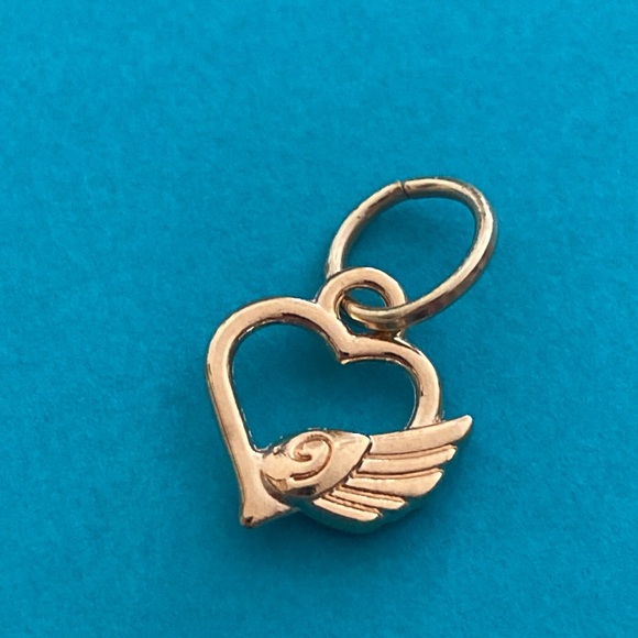 5/$10❤️❤️❤️NEW ROSE GOLD TONED ALLOY FLYING HEART CHARM PENDANT - Picture 2 of 3
